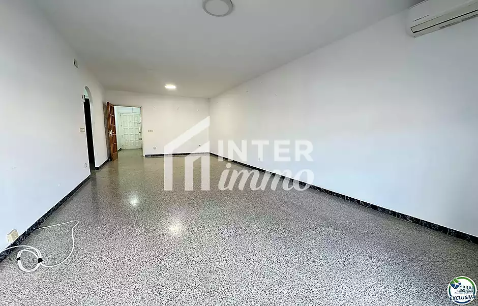 Ampli apartament al costat de la platja i els comerços - foto 6 de 14