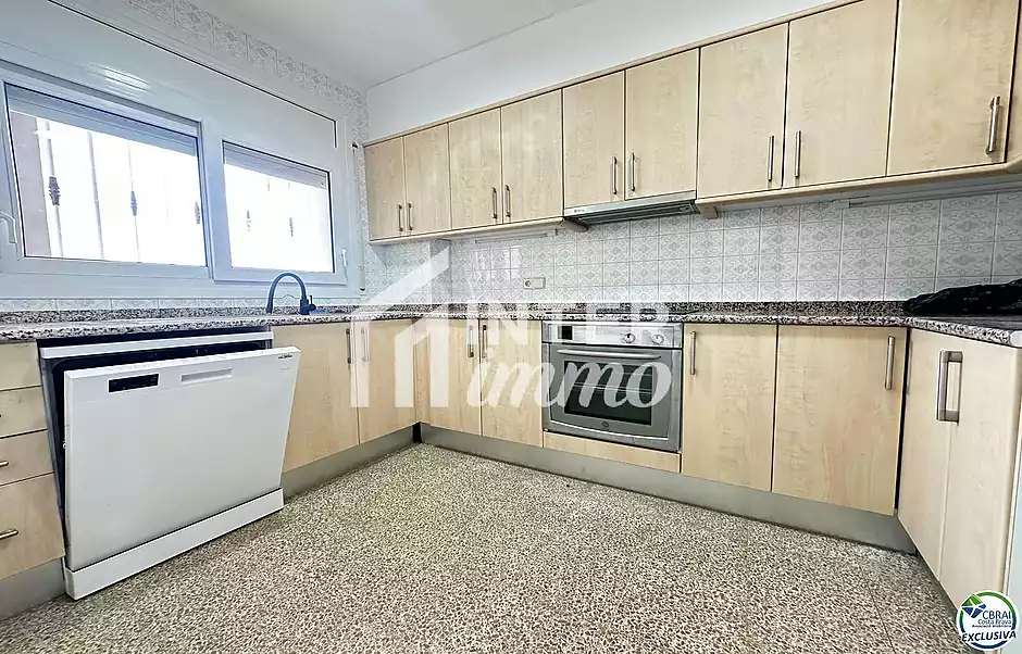 Ampli apartament al costat de la platja i els comerços - foto 7 de 14