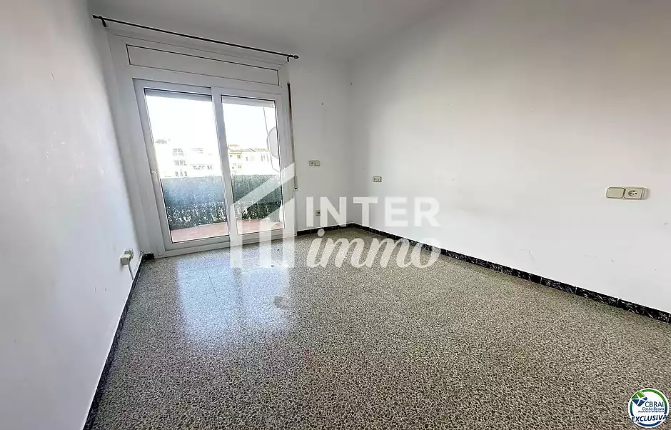 Ampli apartament al costat de la platja i els comerços - foto 8 de 14