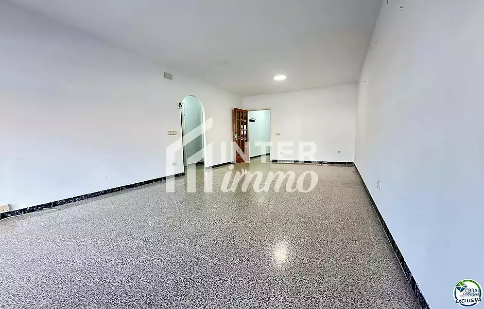Ampli apartament al costat de la platja i els comerços - foto 9 de 14