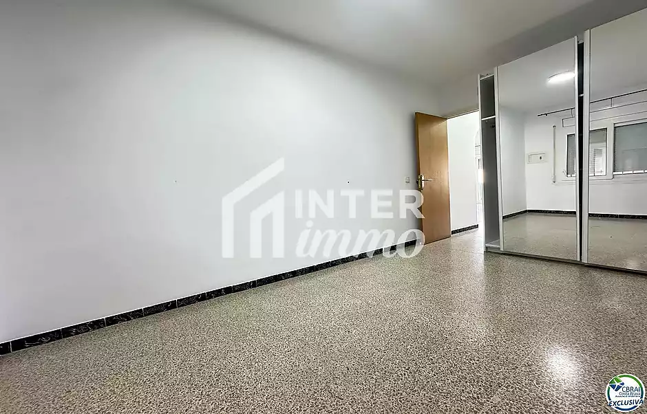 Ampli apartament al costat de la platja i els comerços - foto 10 de 14