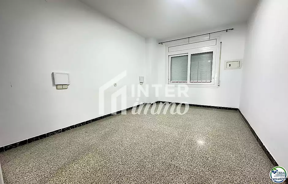 Ampli apartament al costat de la platja i els comerços - foto 11 de 14