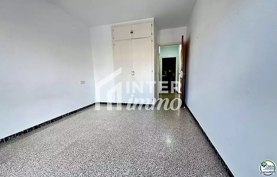 Ampli apartament al costat de la platja i els comerços - foto 12 de 14