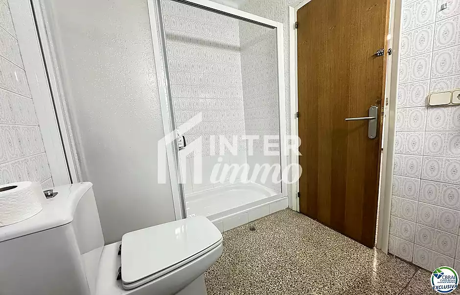 Ampli apartament al costat de la platja i els comerços - foto 13 de 14