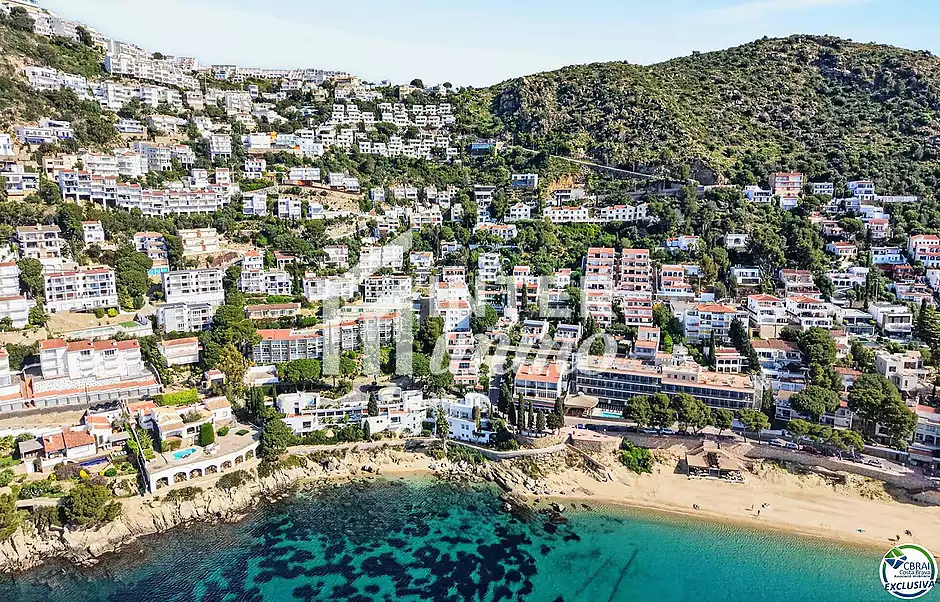 VIL·LA AMB VISTES AL MAR A CANYELLES: PRIVACITAT, LLUM NATURAL I LA MEDITERRÀNIA COM A PROTAGONISTA - foto 3 de 38