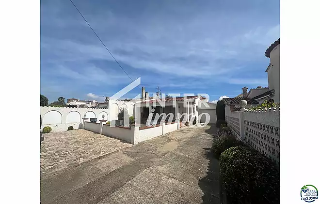 Casa de planta baixa per reformar a Peni, amb garatge, possibilitat de piscina i orientació sud-oest.