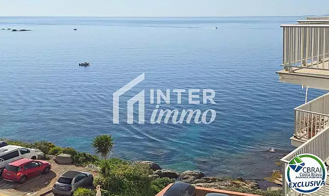 Pis lluminós amb vista al mar al Far de Roses
