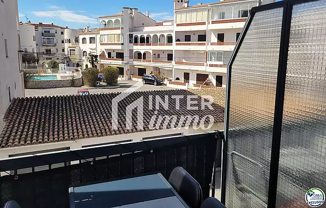 EMPURIABRAVA - POBLAT T&Iacute;PIC: Apartament reformat en venda