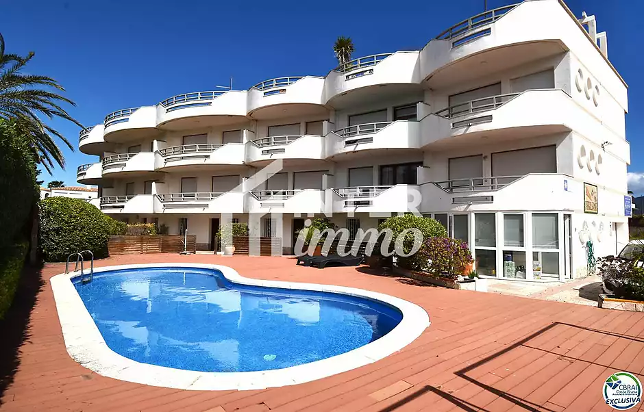 EMPURIABRAVA: Exclusiu complex de sis cases amb amarratge a primera línia de mar en venda - foto 1 de 19