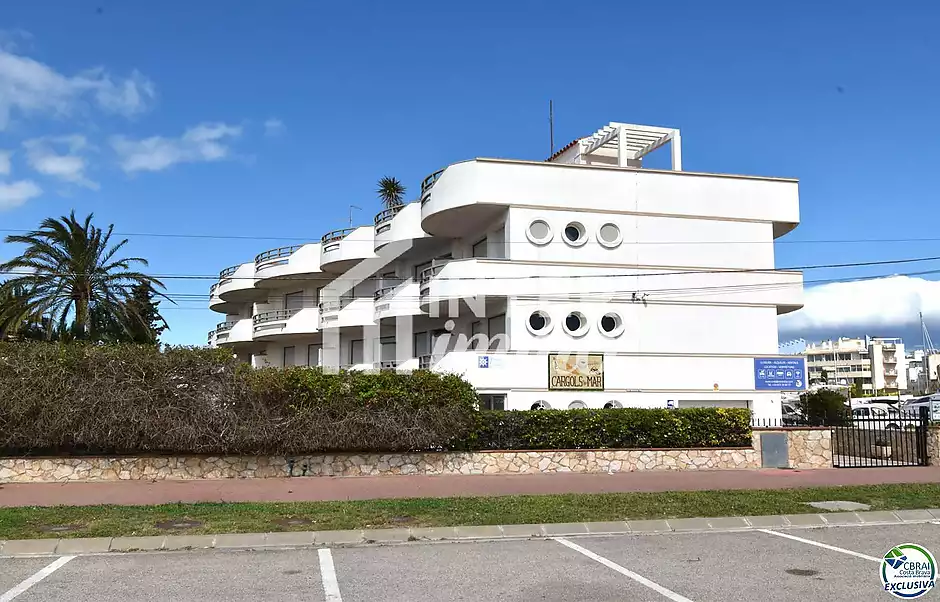 EMPURIABRAVA: Exclusiu complex de sis cases amb amarratge a primera línia de mar en venda - foto 3 de 19