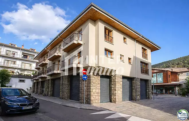Àmplia casa de poble amb garatge, ascensor, 4 habitacions