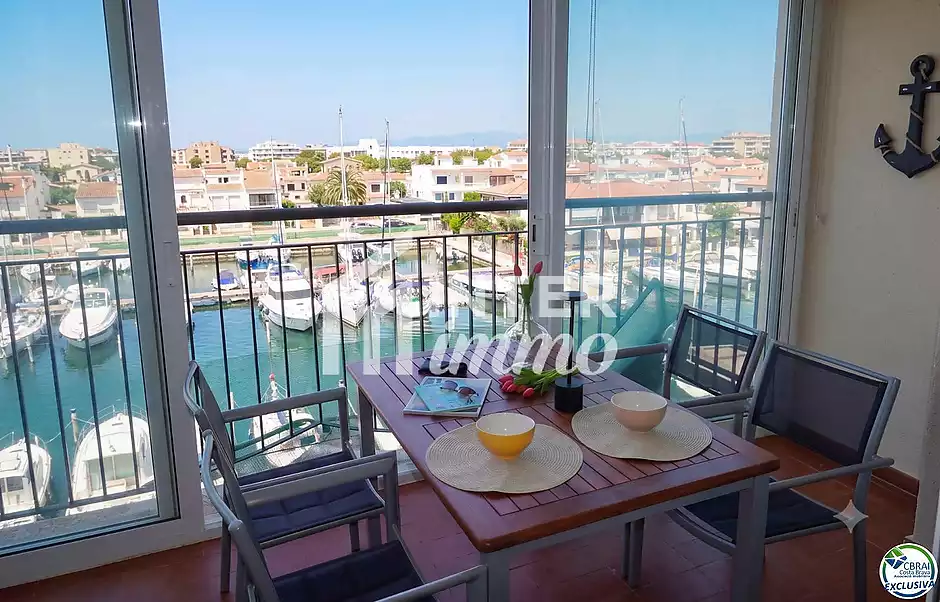 Apartament amb espectaculars vistes al canal, a 3 minuts de la platja d’Empuriabrava. - foto 1 de 17