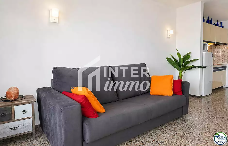 Apartament amb espectaculars vistes al canal, a 3 minuts de la platja d’Empuriabrava. - foto 3 de 17