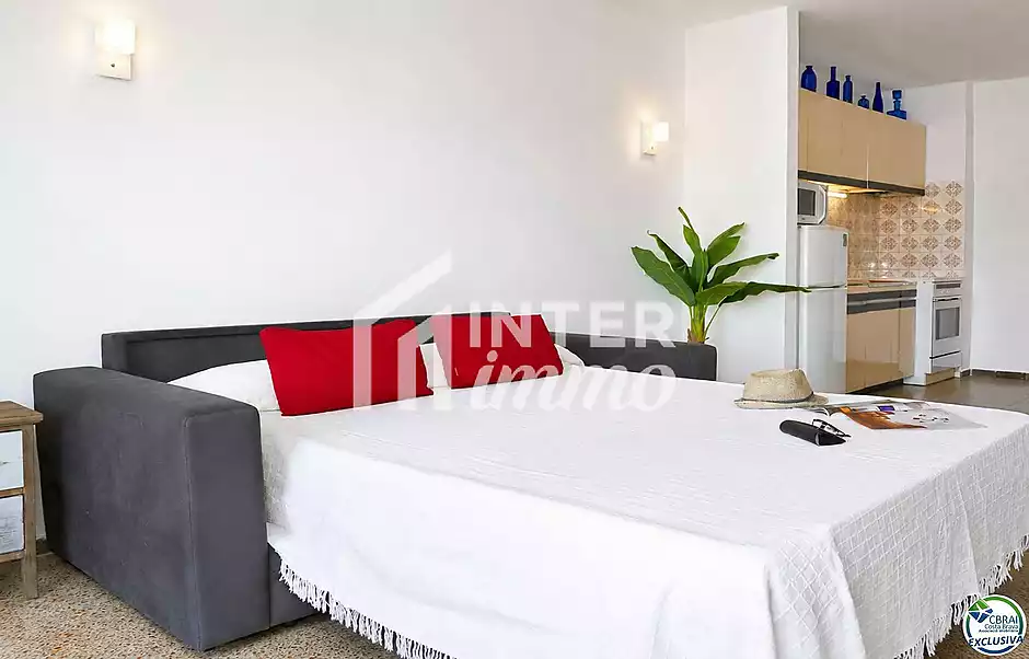 Apartament amb espectaculars vistes al canal, a 3 minuts de la platja d’Empuriabrava. - foto 6 de 17