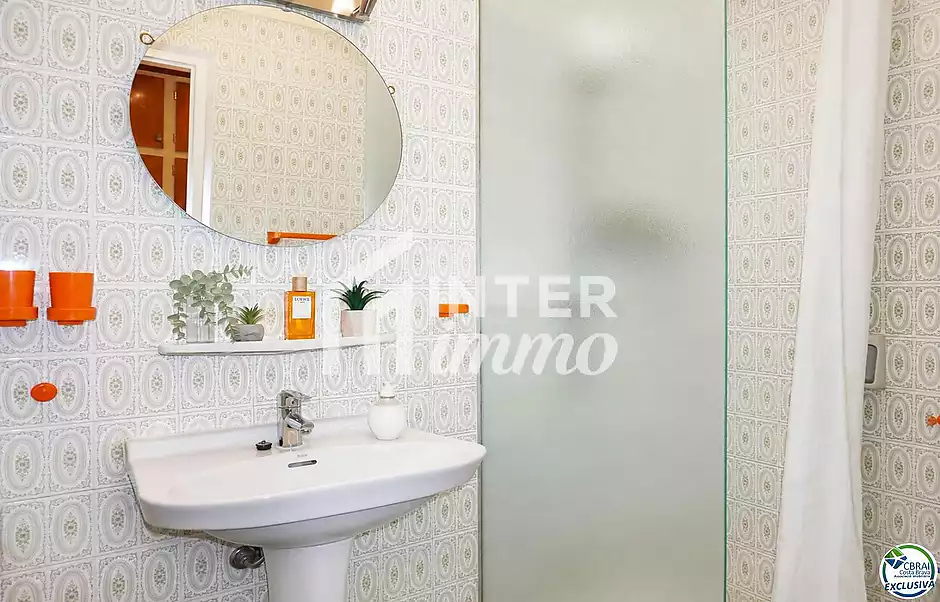 Apartament amb espectaculars vistes al canal, a 3 minuts de la platja d’Empuriabrava. - foto 7 de 17