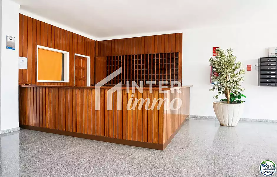 Apartament amb espectaculars vistes al canal, a 3 minuts de la platja d’Empuriabrava. - foto 9 de 17