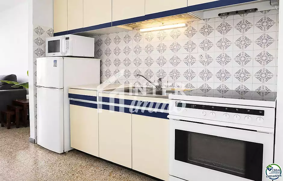 Apartament amb espectaculars vistes al canal, a 3 minuts de la platja d’Empuriabrava. - foto 11 de 17