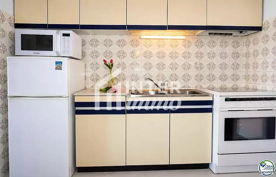 Apartament amb espectaculars vistes al canal, a 3 minuts de la platja d’Empuriabrava. - foto 12 de 17