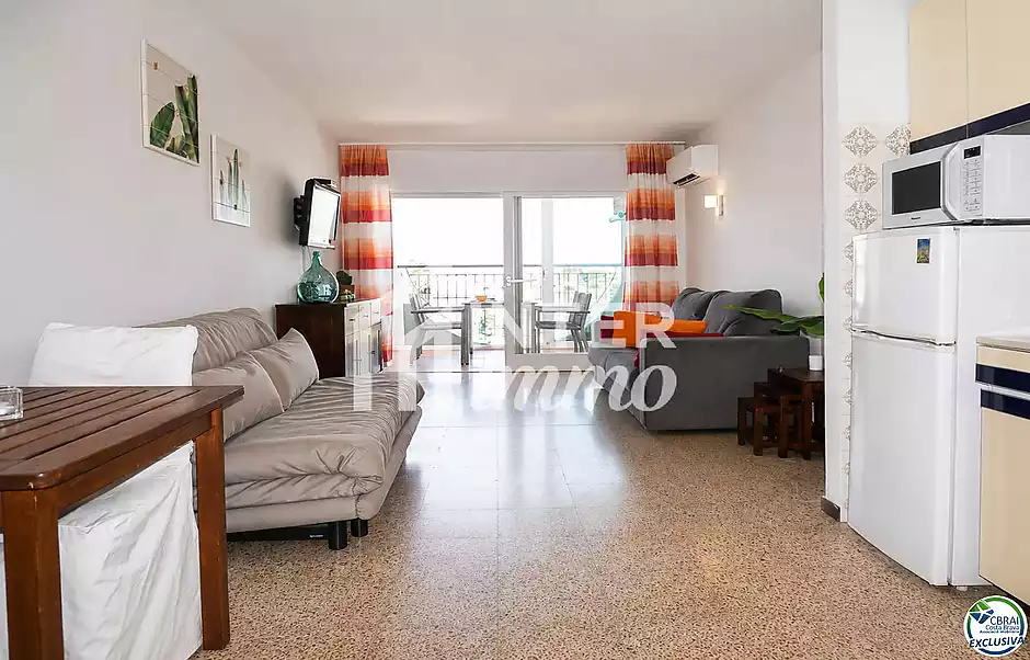 Apartament amb espectaculars vistes al canal, a 3 minuts de la platja d’Empuriabrava. - foto 14 de 17