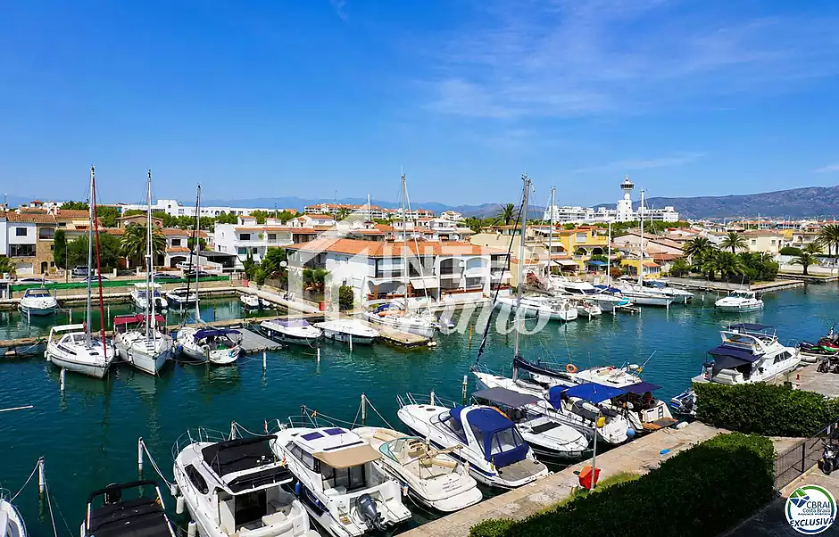 Apartament amb espectaculars vistes al canal, a 3 minuts de la platja d’Empuriabrava. - foto 15 de 17
