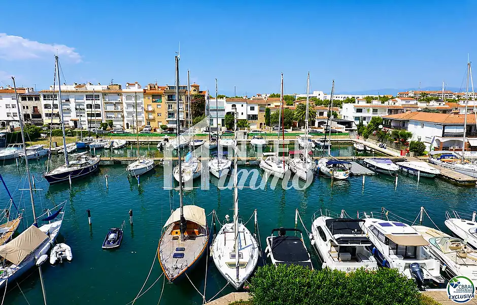 Apartament amb espectaculars vistes al canal, a 3 minuts de la platja d’Empuriabrava. - foto 16 de 17