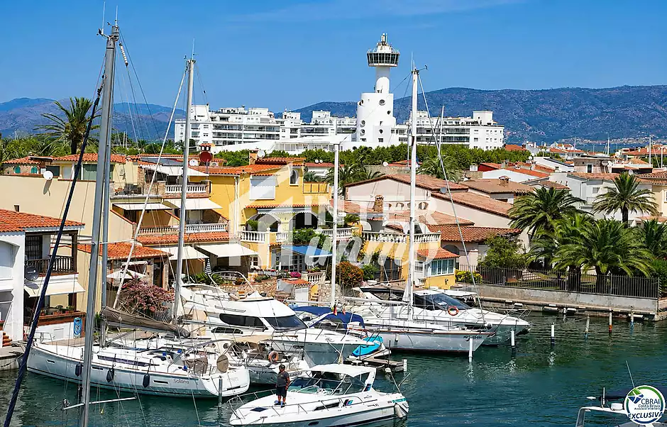 Apartament amb espectaculars vistes al canal, a 3 minuts de la platja d’Empuriabrava. - foto 17 de 17