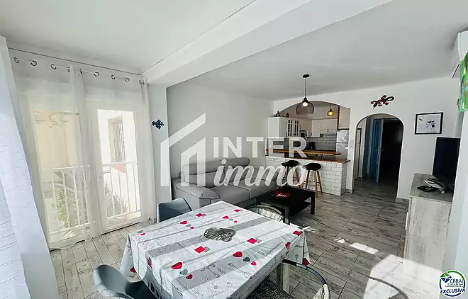 Apartament reformat a pocs passos del mar amb llicència turística i plaça d’aparcament.