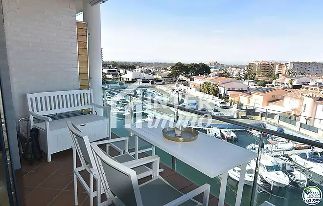 Encantador apartament amb llic&egrave;ncia tur&iacute;stica i vistes al canal a Roses
