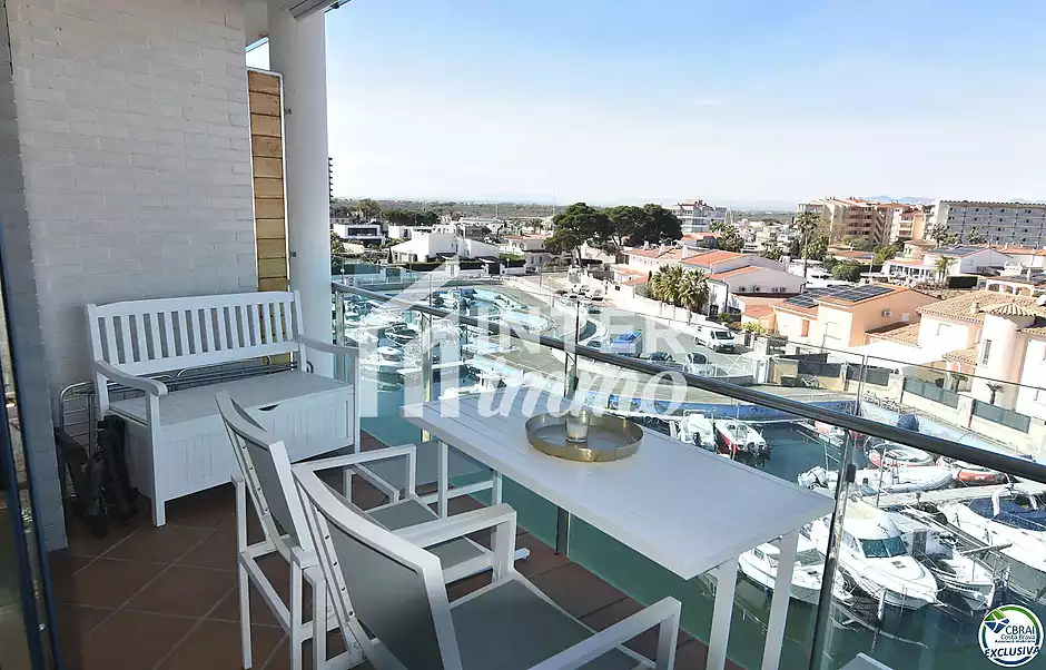 Encantador apartament amb llicència turística i vistes al canal a Roses - foto 1 de 21