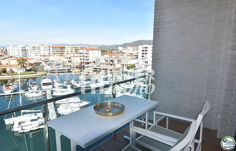 Encantador apartament amb llicència turística i vistes al canal a Roses - foto 2 de 21