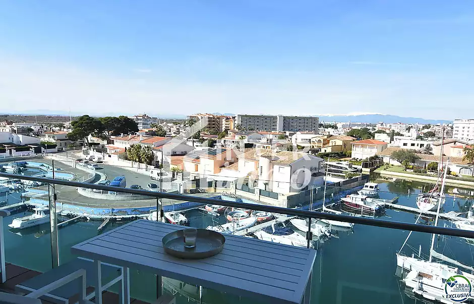 Encantador apartament amb llicència turística i vistes al canal a Roses - foto 4 de 21