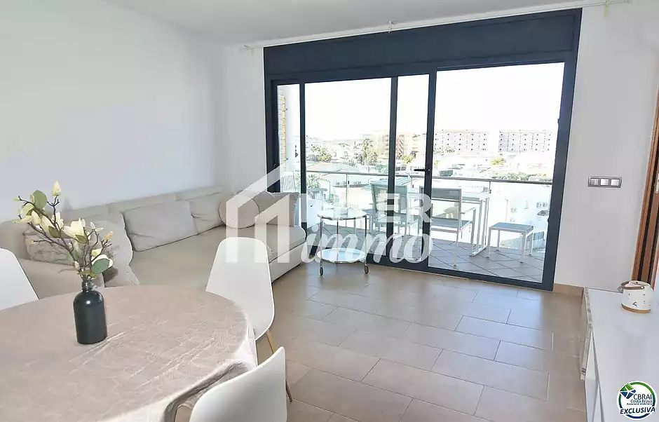 Encantador apartament amb llicència turística i vistes al canal a Roses - foto 5 de 21