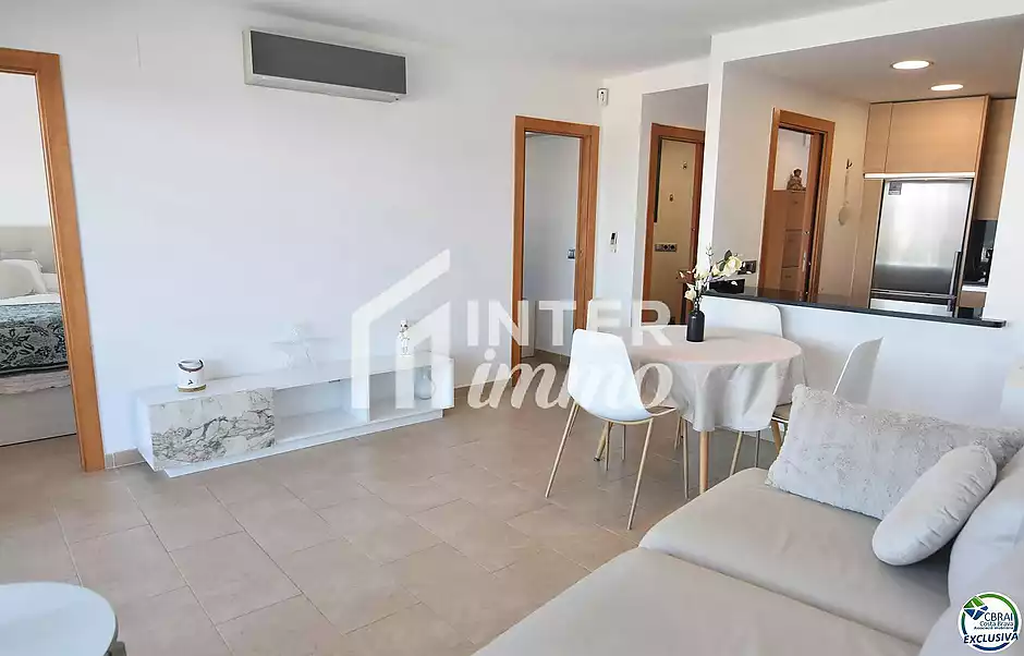 Encantador apartament amb llicència turística i vistes al canal a Roses - foto 7 de 21