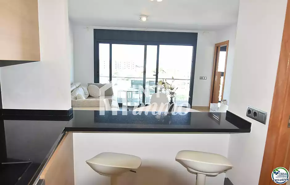 Encantador apartament amb llicència turística i vistes al canal a Roses - foto 8 de 21