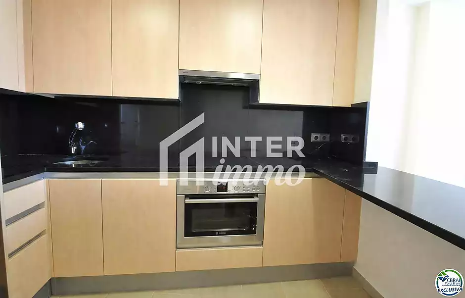 Encantador apartament amb llicència turística i vistes al canal a Roses - foto 9 de 21