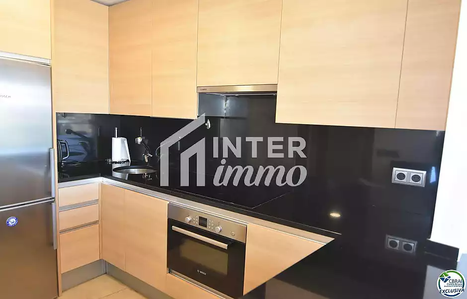 Encantador apartament amb llicència turística i vistes al canal a Roses - foto 10 de 21