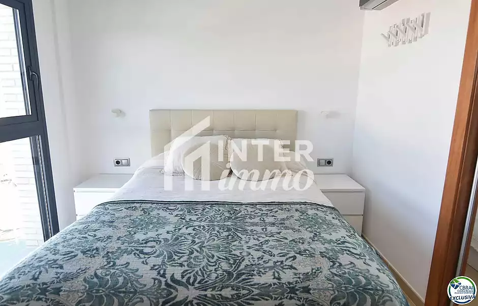 Encantador apartament amb llicència turística i vistes al canal a Roses - foto 12 de 21