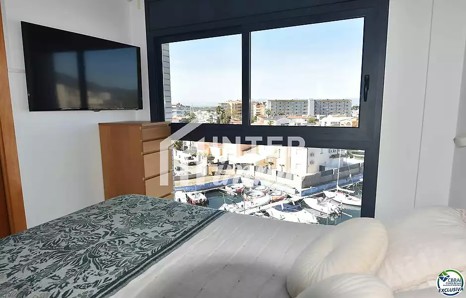 Encantador apartament amb llicència turística i vistes al canal a Roses - foto 13 de 21