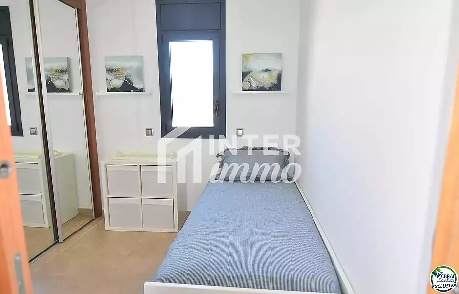 Encantador apartament amb llicència turística i vistes al canal a Roses - foto 14 de 21
