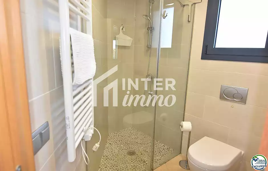 Encantador apartament amb llicència turística i vistes al canal a Roses - foto 15 de 21