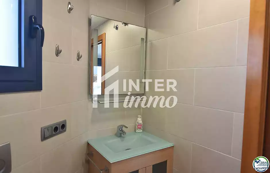 Encantador apartament amb llicència turística i vistes al canal a Roses - foto 16 de 21