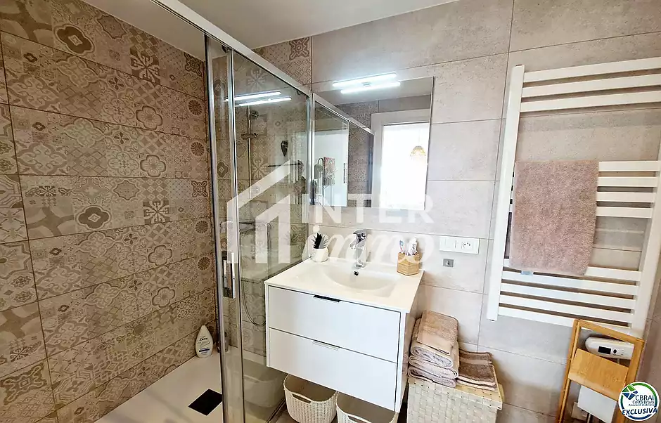 Apartament de 2 habitacions amb p&agrave;rquing, amarratge i traster - foto 15 de 23