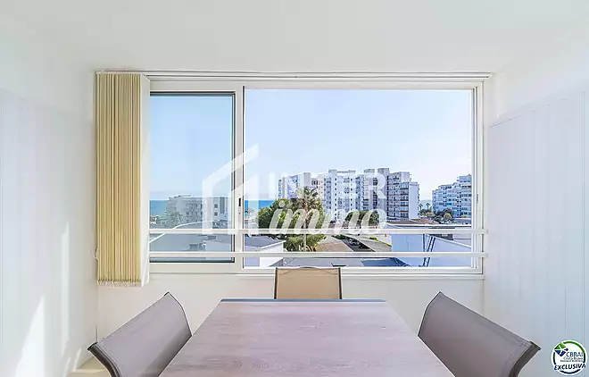 Apartament en perfecte estat amb un dormitori i vistes al mar.