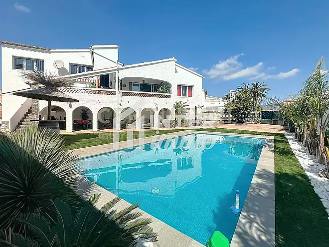 Casa dividida en tres apartaments piscina garatge Empuriabrava