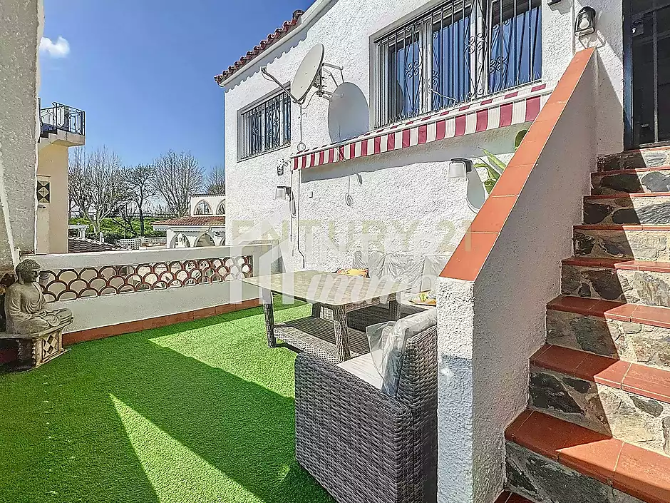 Casa dividida en tres apartaments piscina garatge Empuriabrava - foto 2 de 54