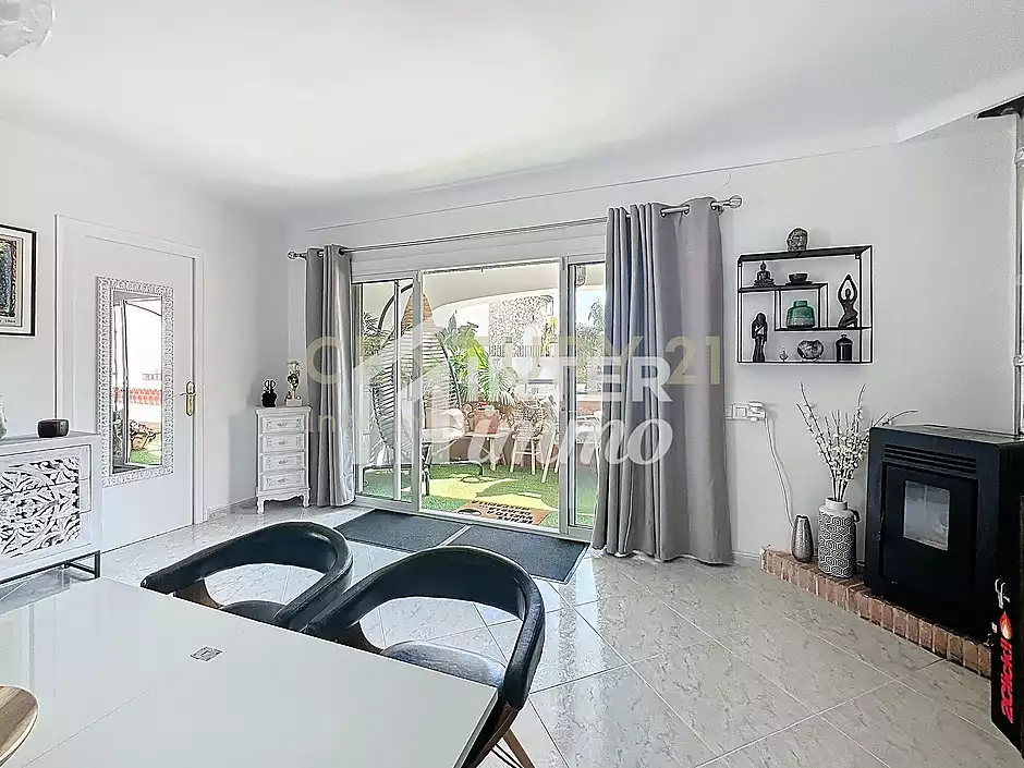 Casa dividida en tres apartaments piscina garatge Empuriabrava - foto 8 de 54