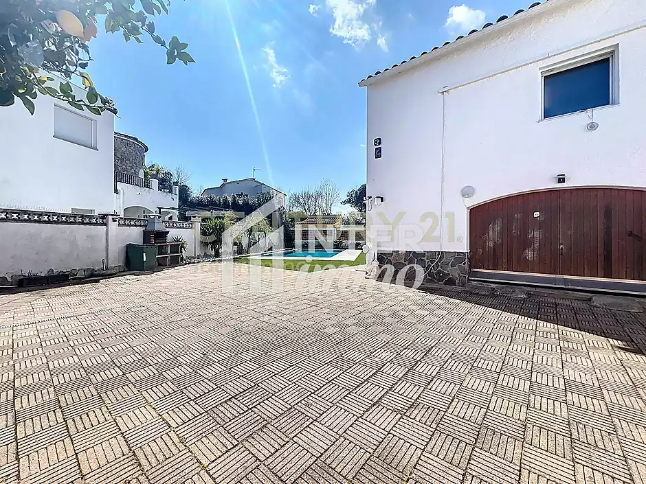 Casa dividida en tres apartaments piscina garatge Empuriabrava - foto 34 de 54