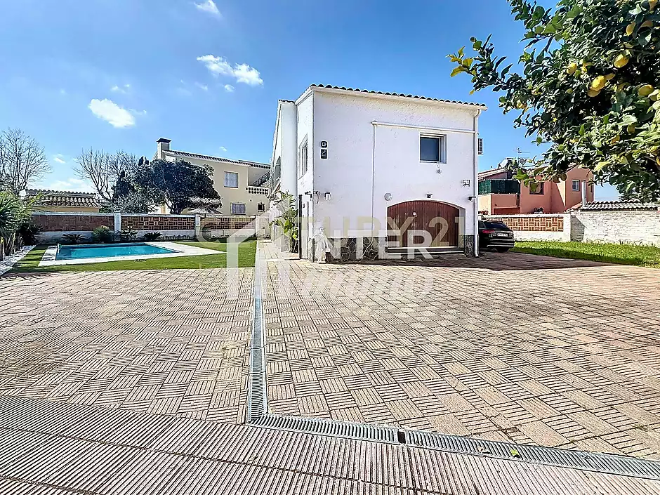 Casa dividida en tres apartaments piscina garatge Empuriabrava - foto 35 de 54