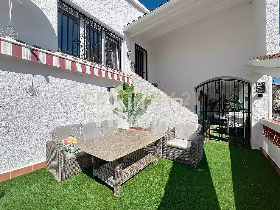 Casa dividida en tres apartaments piscina garatge Empuriabrava - foto 38 de 54