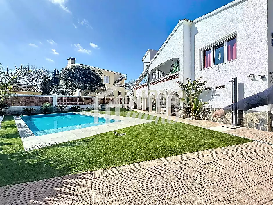 Casa dividida en tres apartaments piscina garatge Empuriabrava - foto 41 de 54